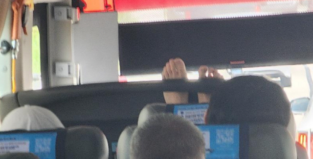 인천공항 리무진 버스 승객이 운전사 좌석 위로 맨발을 올리고 있는 모습[온라인 커뮤니티 '보배드림' 캡쳐]